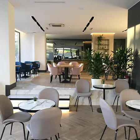 公园酒店 拉里萨